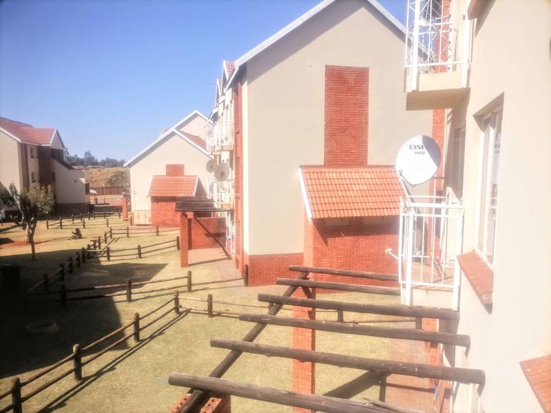 **Charming 2-Bedroom Home in Akasia** - Photo 2