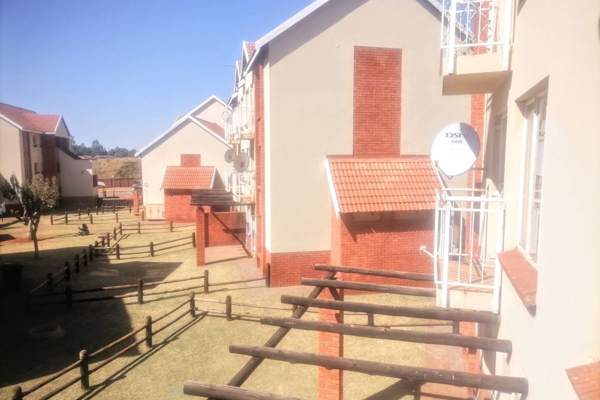 **Charming 2-Bedroom Home in Akasia** - Photo 2