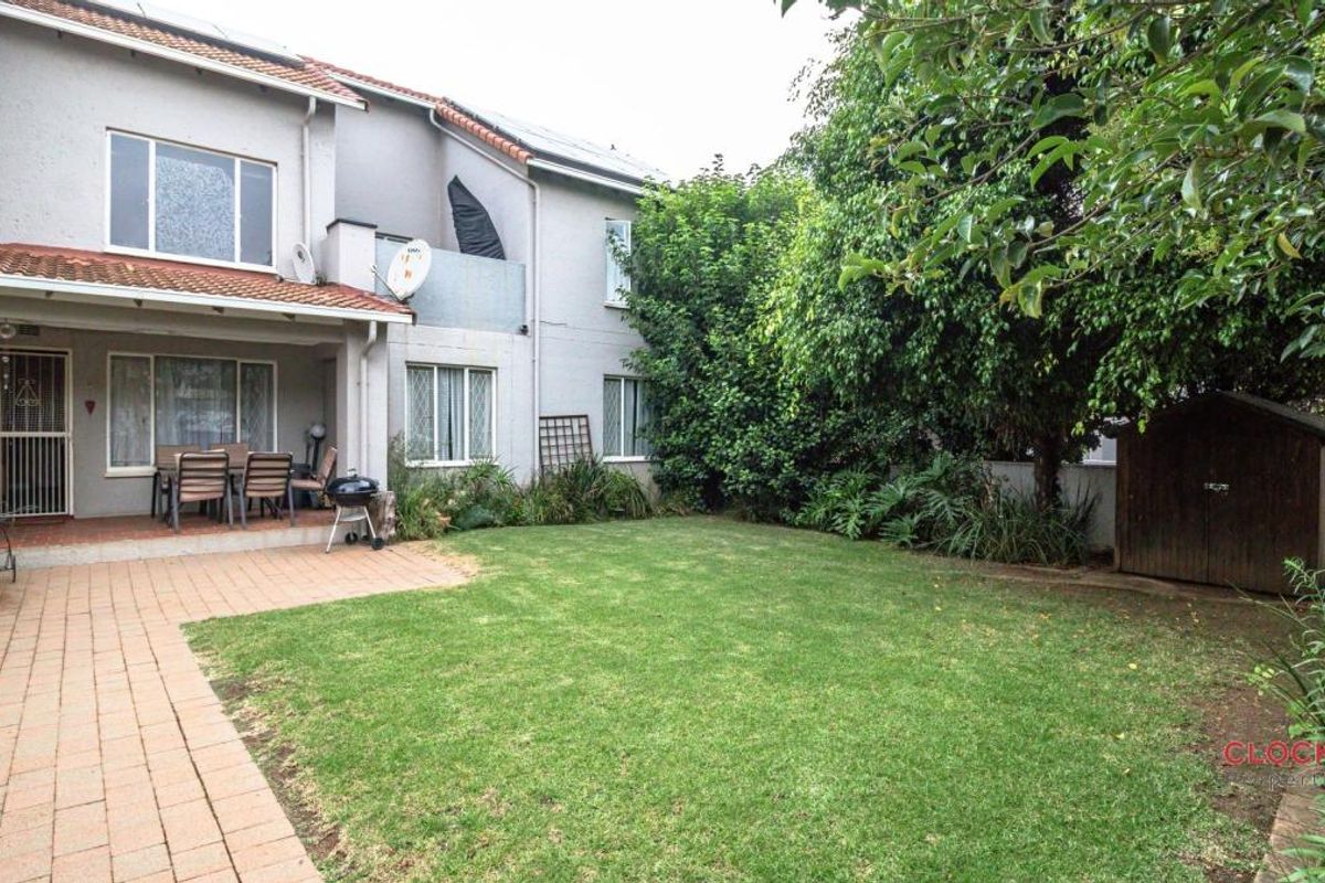Charming Townhouse in secure Hampton Court, Edenglen - Photo 2