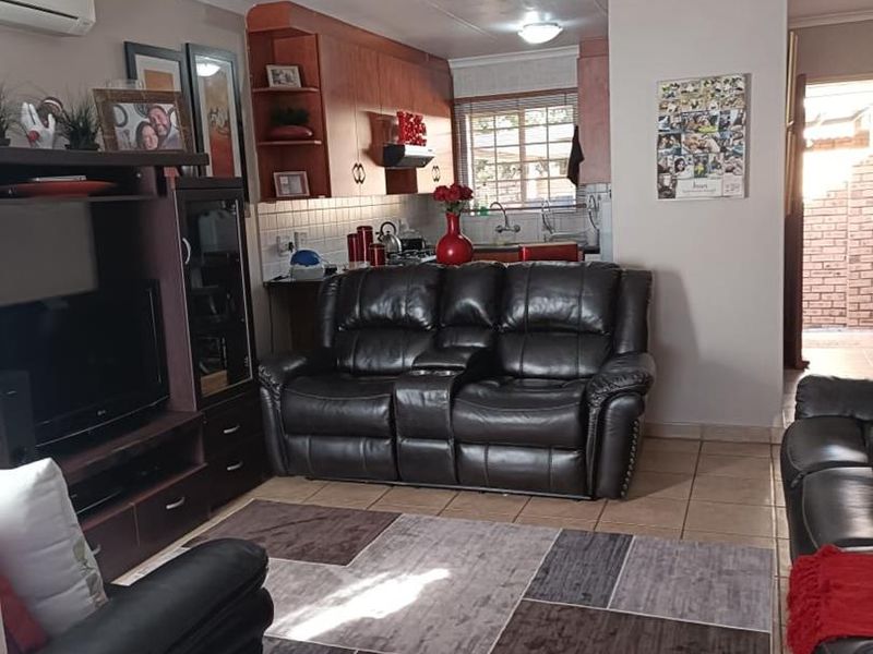 Charming 2-Bedroom Townhouse - Photo 2