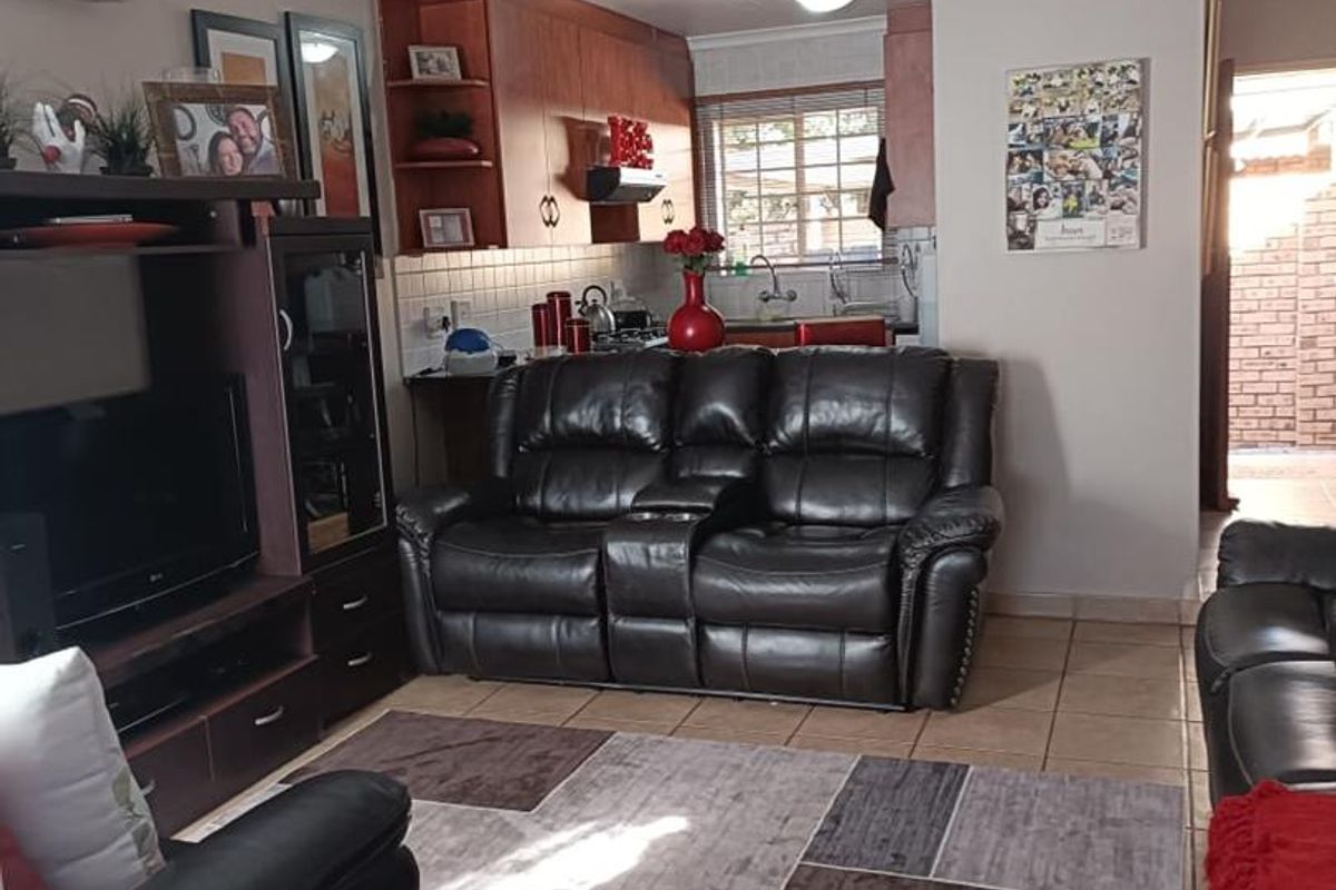 Charming 2-Bedroom Townhouse - Photo 2