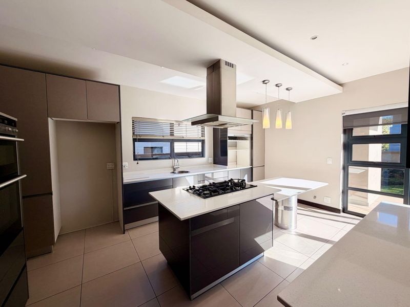 Elegant Four Bedroom Family Home to Rent in Waterfall Country Village Estate - Photo 6