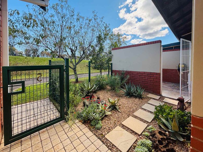 Modern semi-detached Townhouse in St Johns Village, Howick - Photo 5