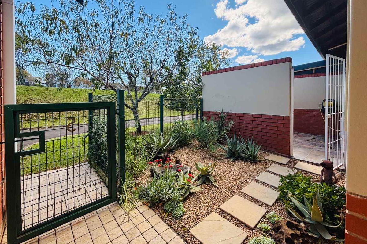 Modern semi-detached Townhouse in St Johns Village, Howick - Photo 5