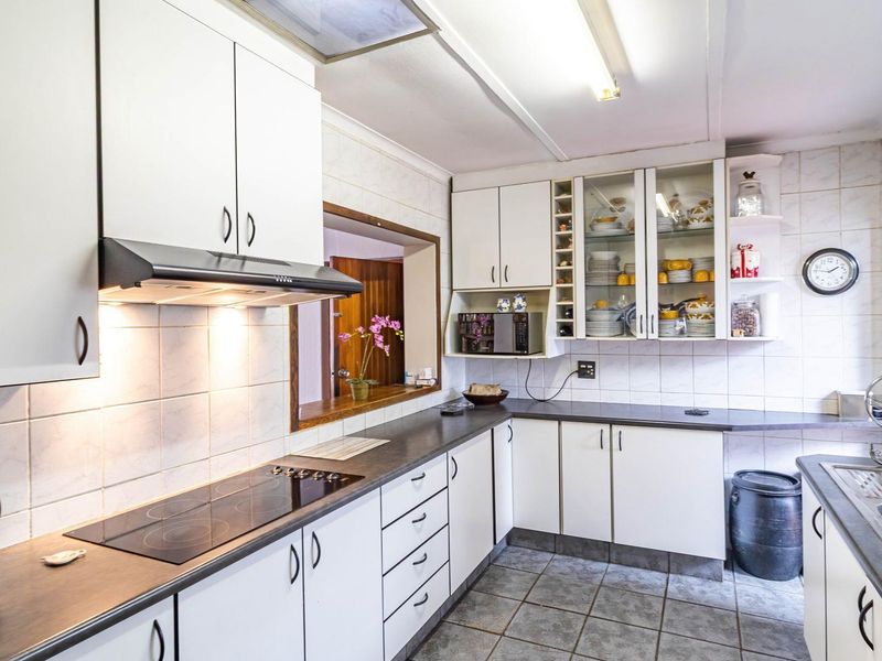 3 Bedroom Home with 2 Cottages - Photo 9