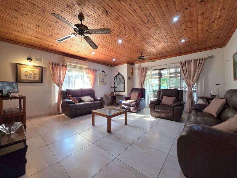 Spacious 4-Bedroom Family Home for Sale in Northdene/ Queensburgh - Photo 5