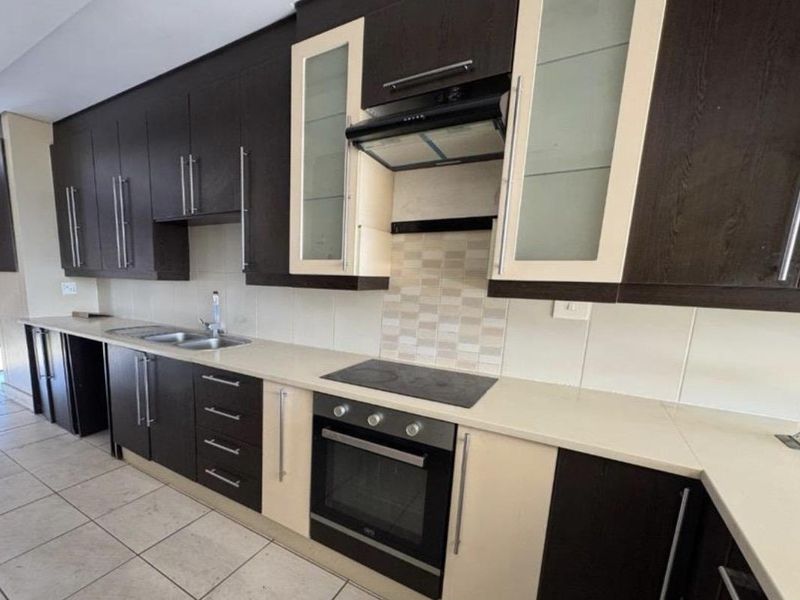 Modern Apartment in the Heart of Bedfordview - Photo 4