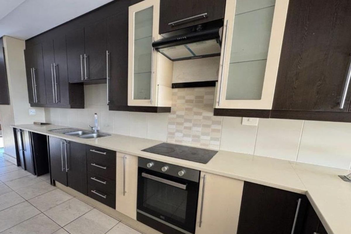 Modern Apartment in the Heart of Bedfordview - Photo 4