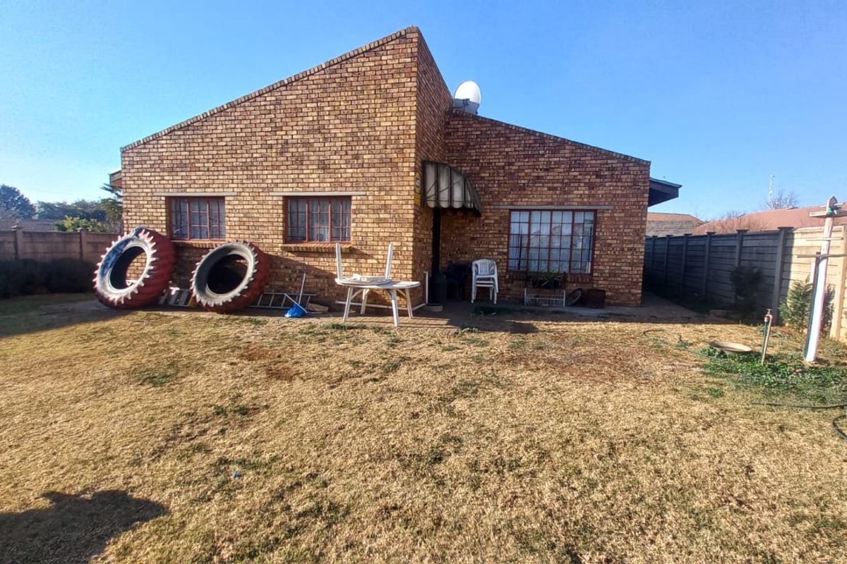 Well priced Lovely facebrick Townhouse BUT please note it resides on its own stand fully fenced, - Photo 3