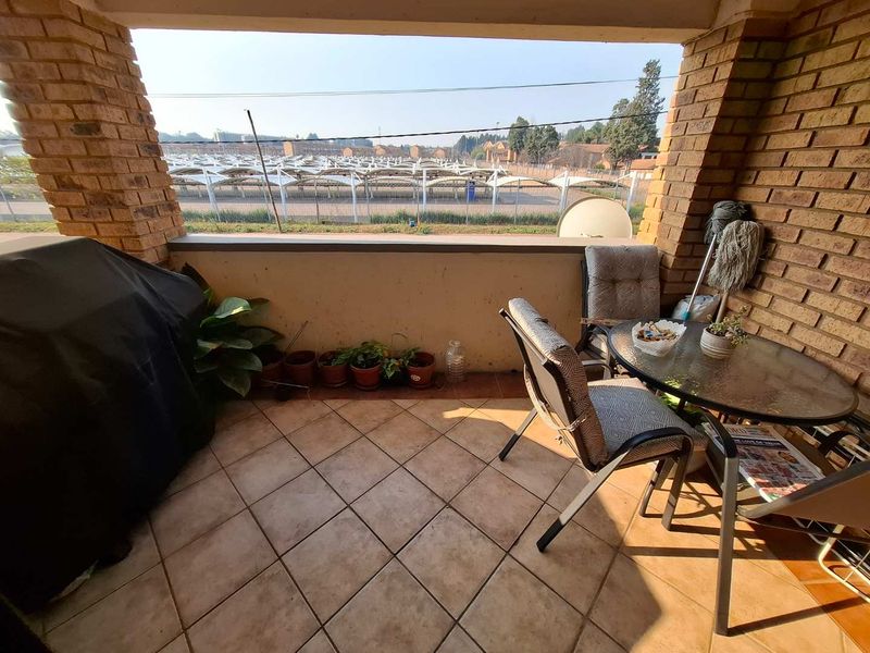 Modern 2 bedroom Top unit in Die Hoewes - Photo 7