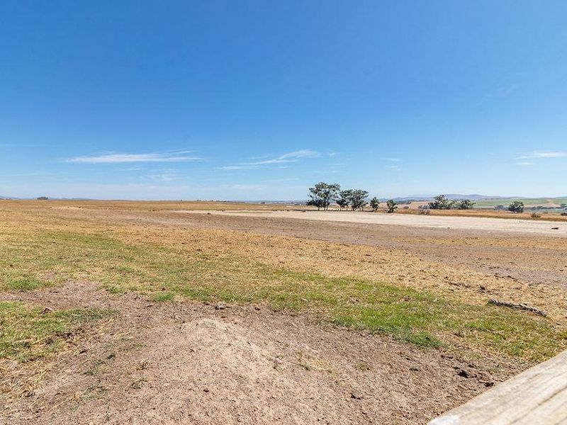 Prime land for rezoning and development by the new airport - Photo 7