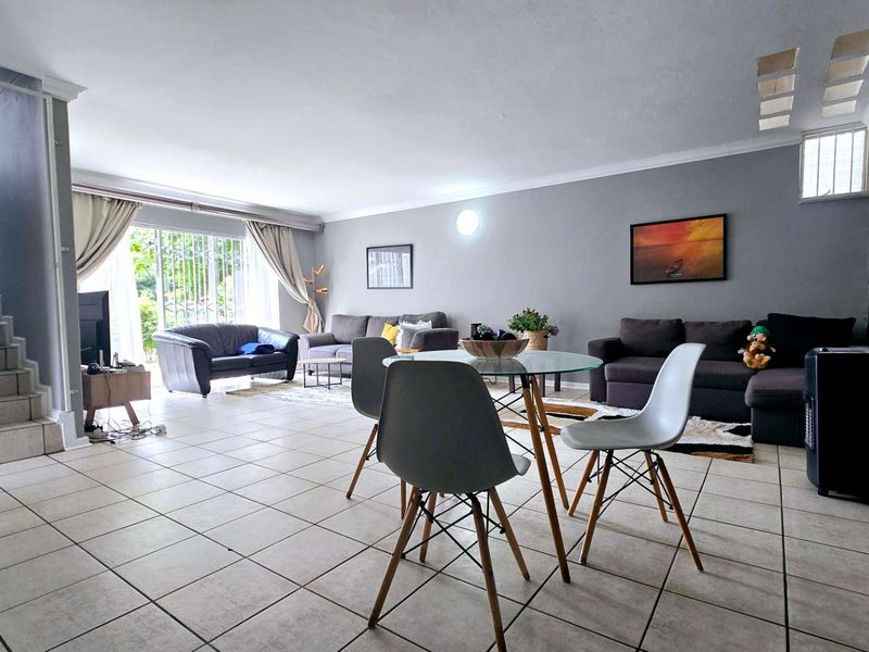 HIDDEN GEM 3 BEDROOM DUPLEX IN WATERKLOOF GLEN - Photo 2