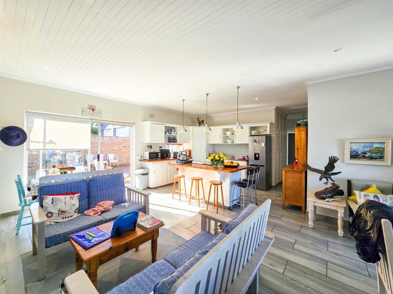 Family living with breathtaking sea views. - Photo 3