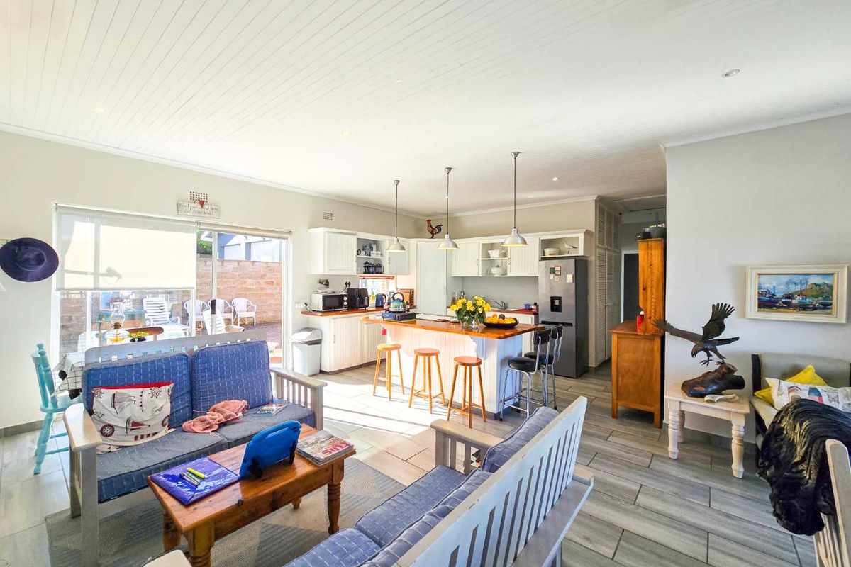 Family living with breathtaking sea views. - Photo 3