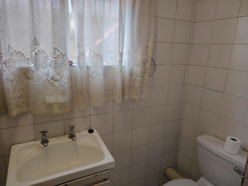 Two-bedroom garden cottage with separate entrance - Photo 7