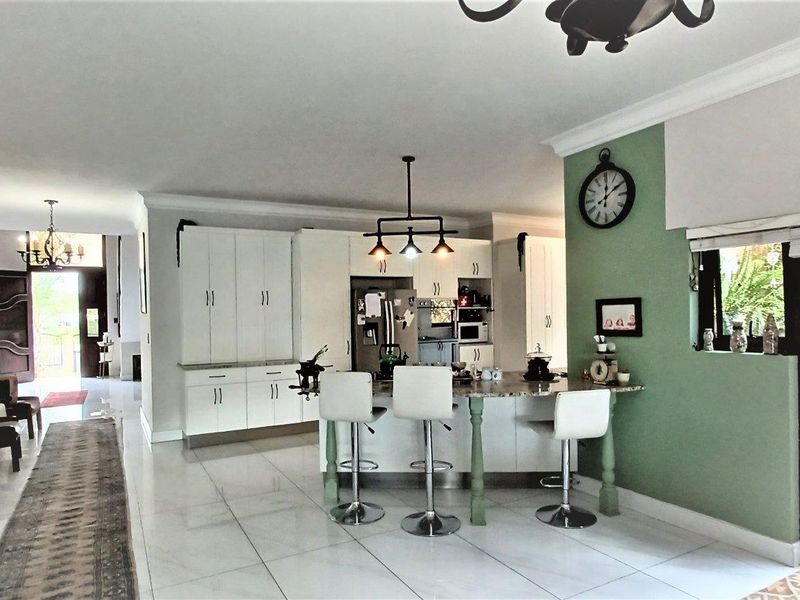 AUASBLICK - STUNNING AND SPACIOUS FAMILY HOME WITH MAGNIFICIENT VIEWS N$9million - Photo 7