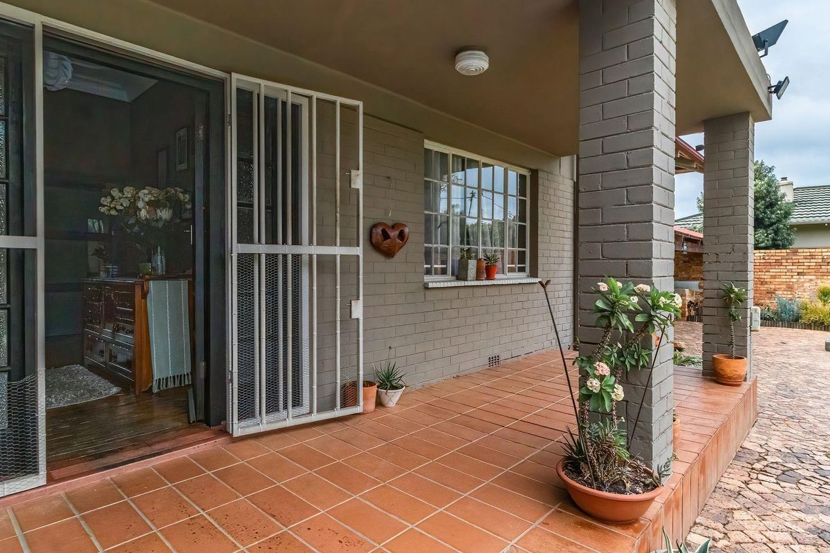 Charming Home: Classic Elegance Meets Modern Comfort! - Photo 4