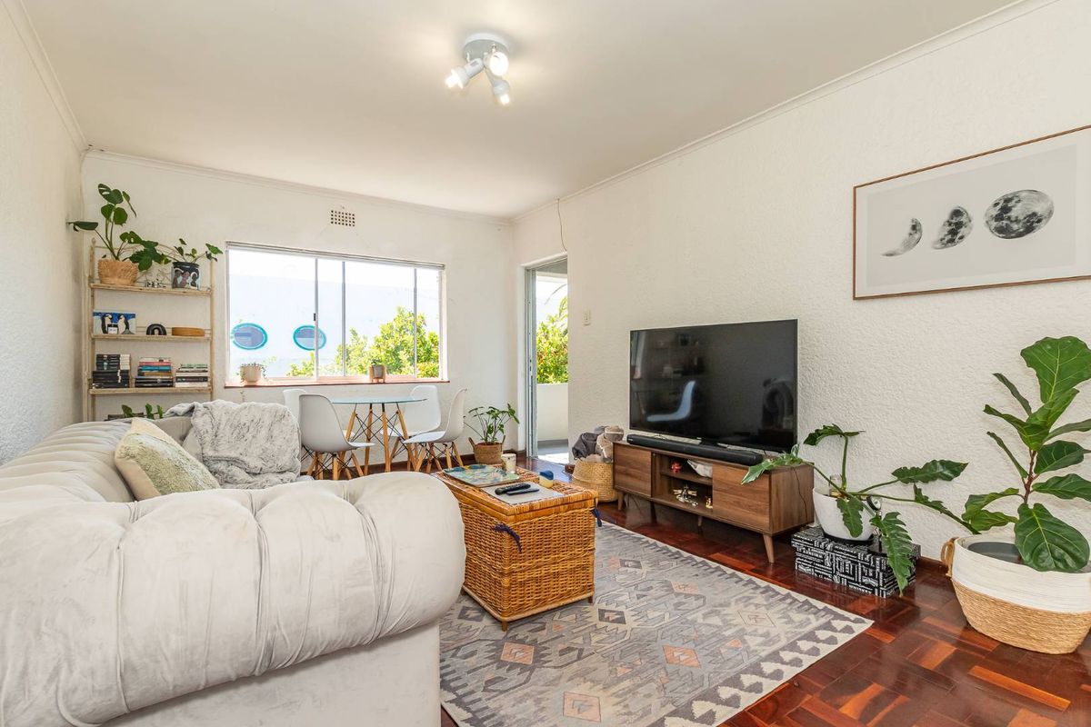 Immaculate Apartment in Rondebosch Village - R1.995m - Photo 2