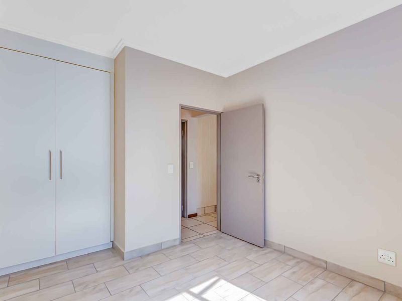 Charming 1 Bedroom Apartment in Secure Complex - Photo 9