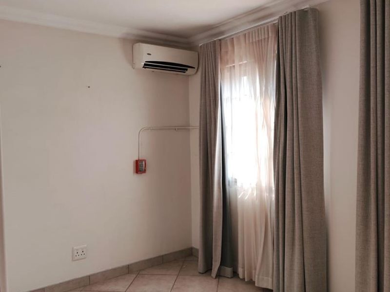 4 Modern Home to Rent in secure estate Waterkloof Ridge - Photo 10