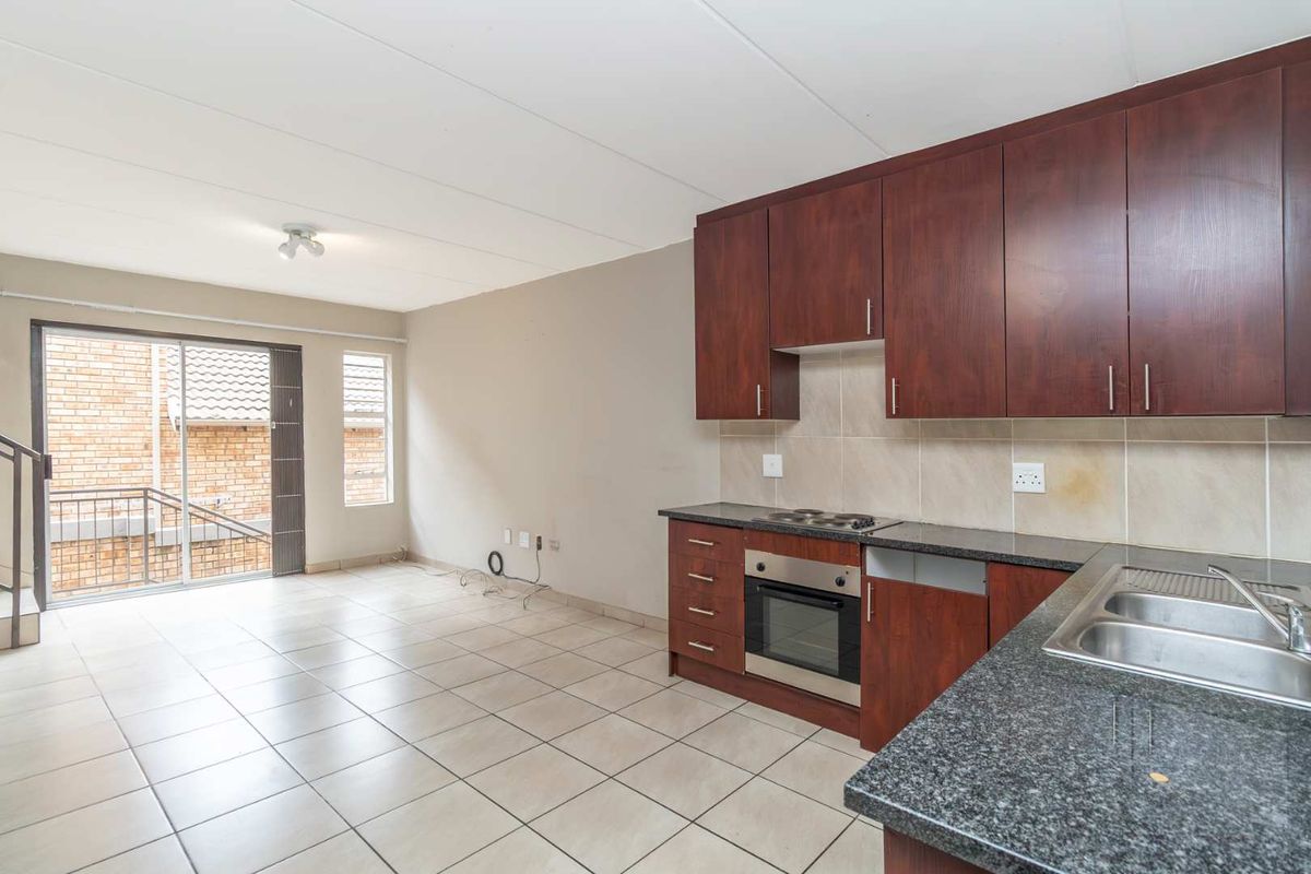 Spacious Duplex 3 Bedroom Townhouse - Photo 5