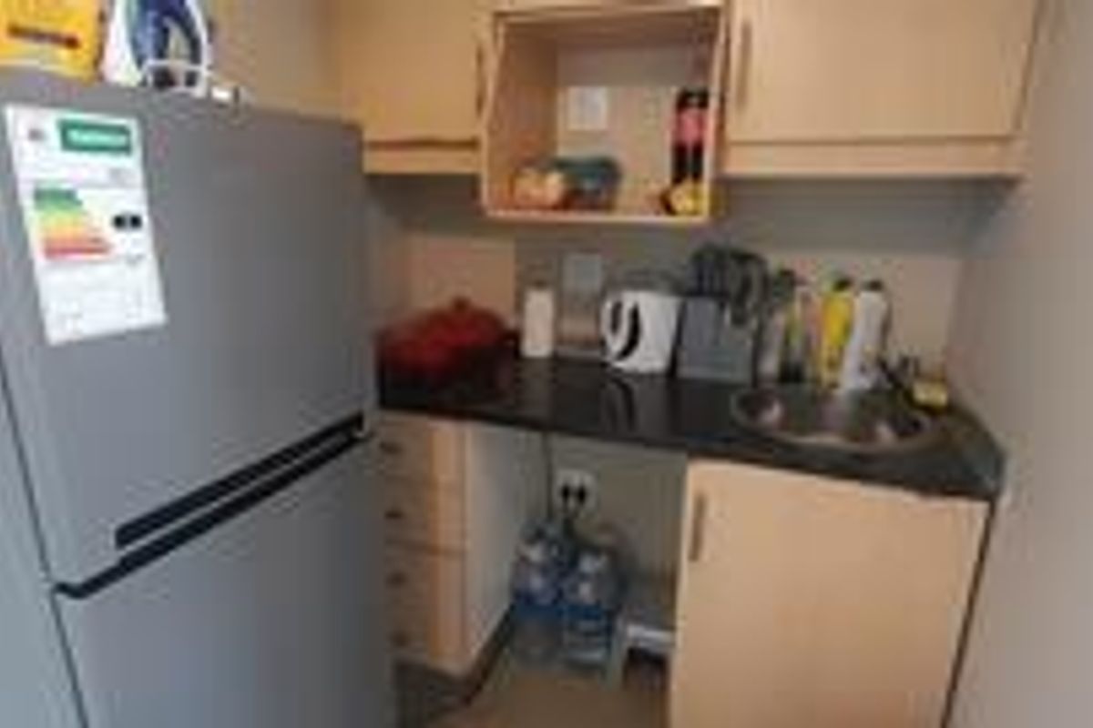 Prime Berea Bachelor Pad: Comfort & Convenience Await - Photo 2