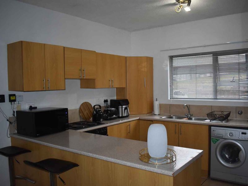 Well positioned apartment in sought after complex! - Photo 3