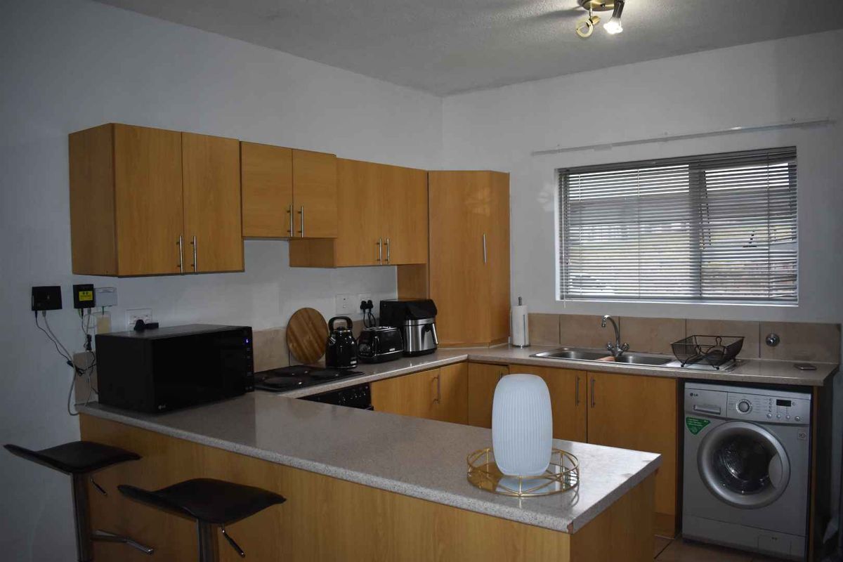 Well positioned apartment in sought after complex! - Photo 3