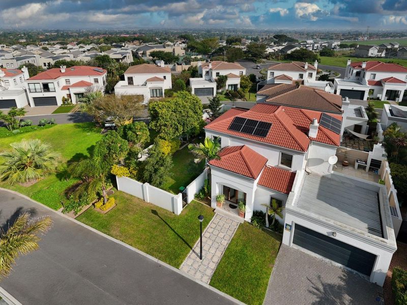 Central location! Secure! Set on large plot! - Photo 2