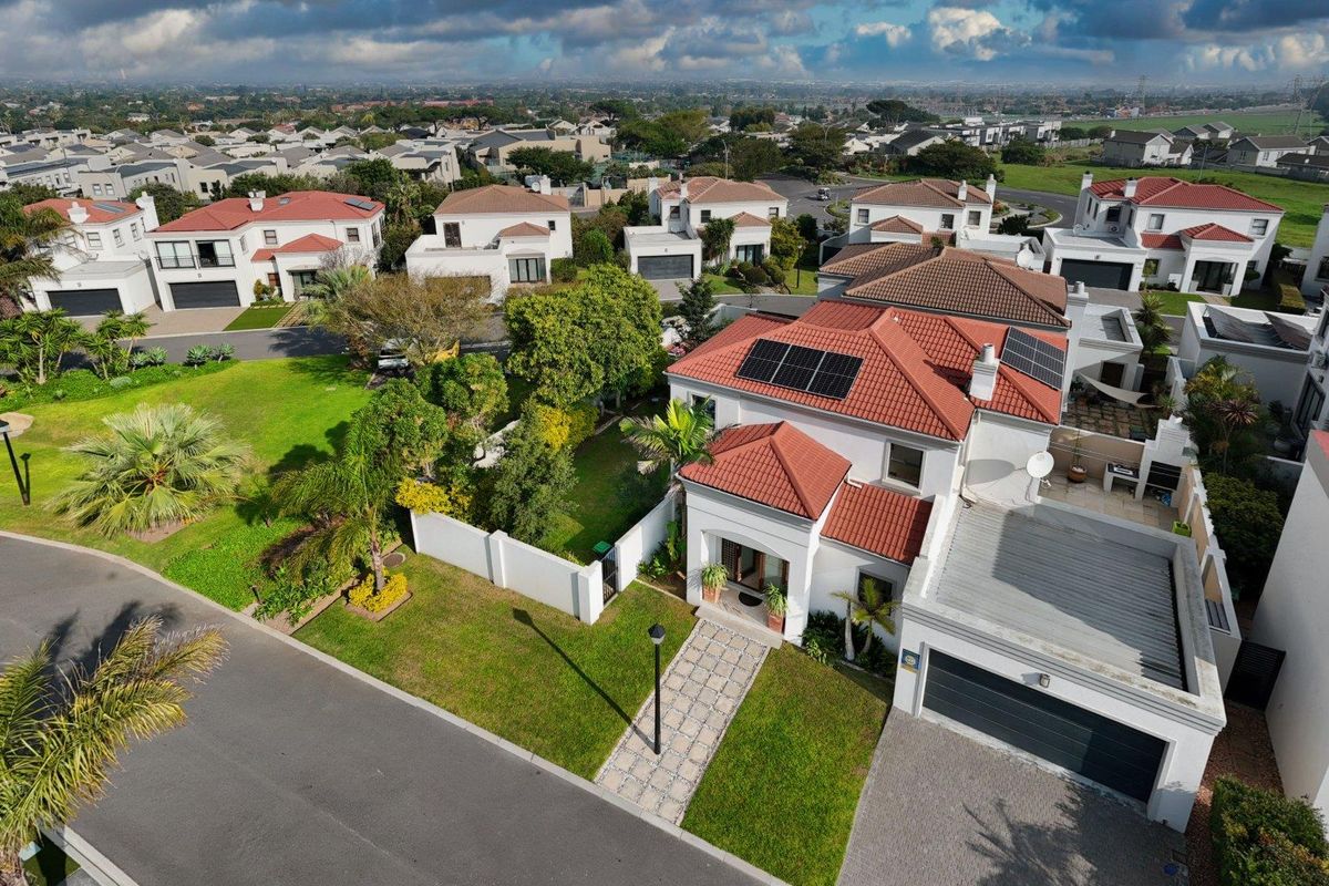 Central location! Secure! Set on large plot! - Photo 2