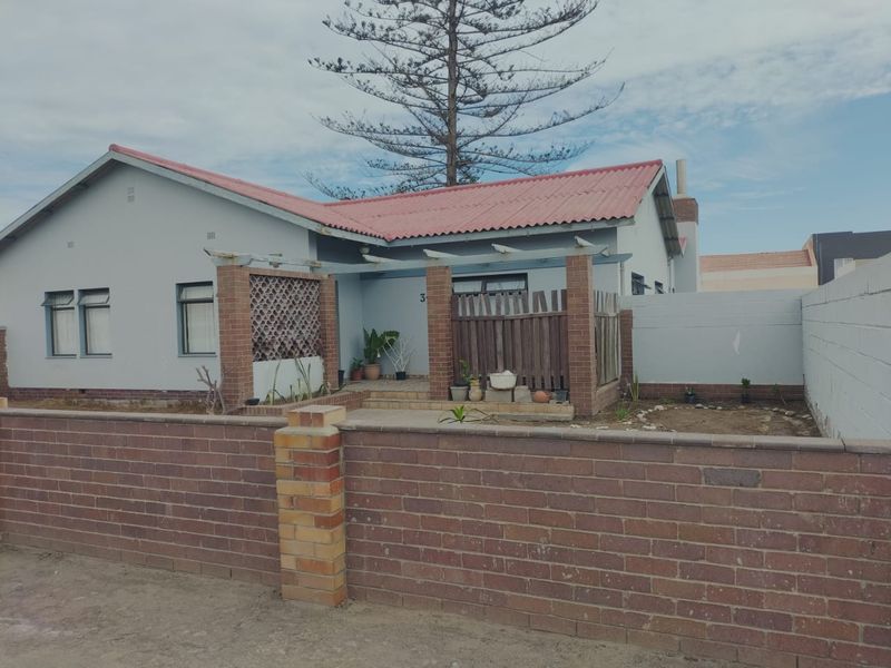 "Endless Potential: Spacious Home on Large Subdividable Plot" - Photo 2