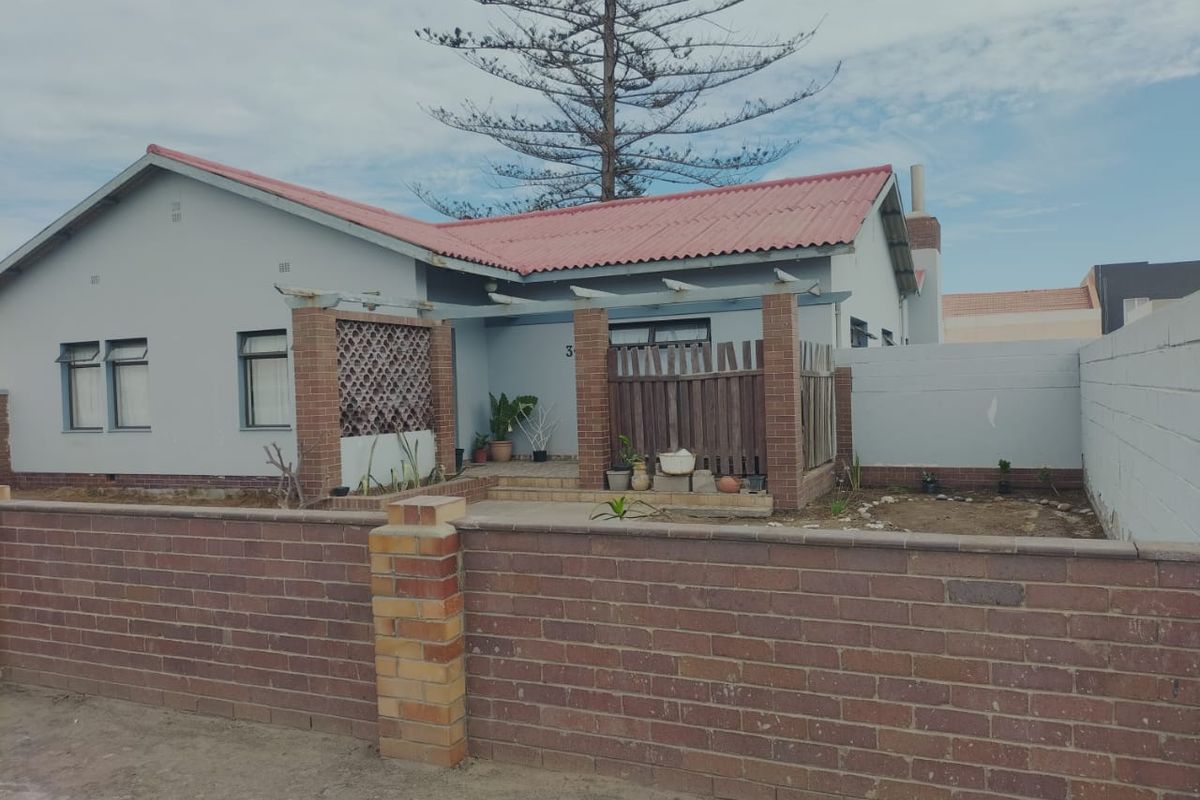 "Endless Potential: Spacious Home on Large Subdividable Plot" - Photo 2