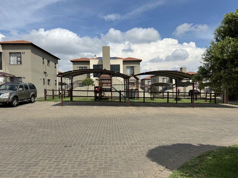Ground floor with enclosed patio and pet friendly - Photo 2