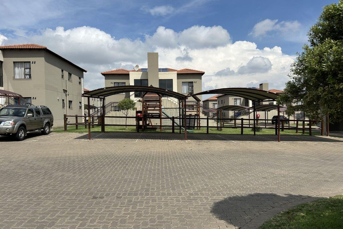 Ground floor with enclosed patio and pet friendly - Photo 2