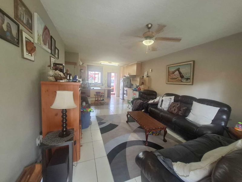 LOVELY ONE LEVEL UNIT IN A SECURE COMPLEX. - Photo 2