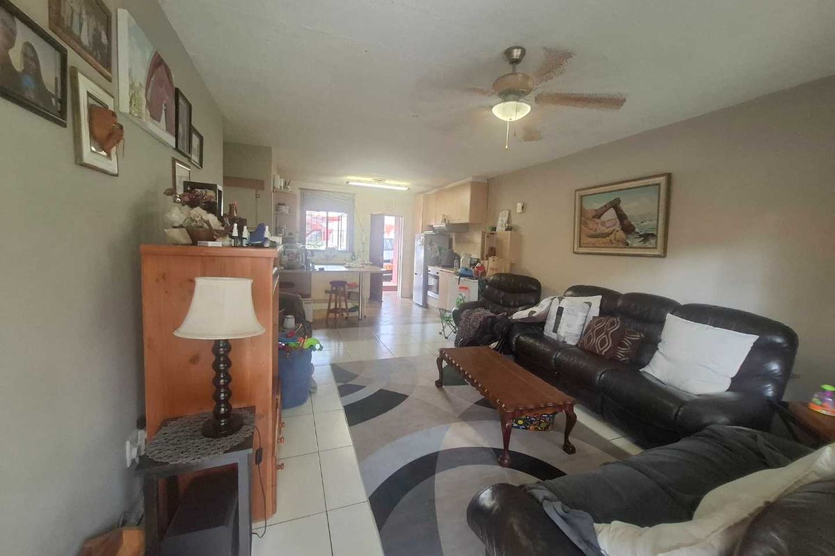 LOVELY ONE LEVEL UNIT IN A SECURE COMPLEX. - Photo 2