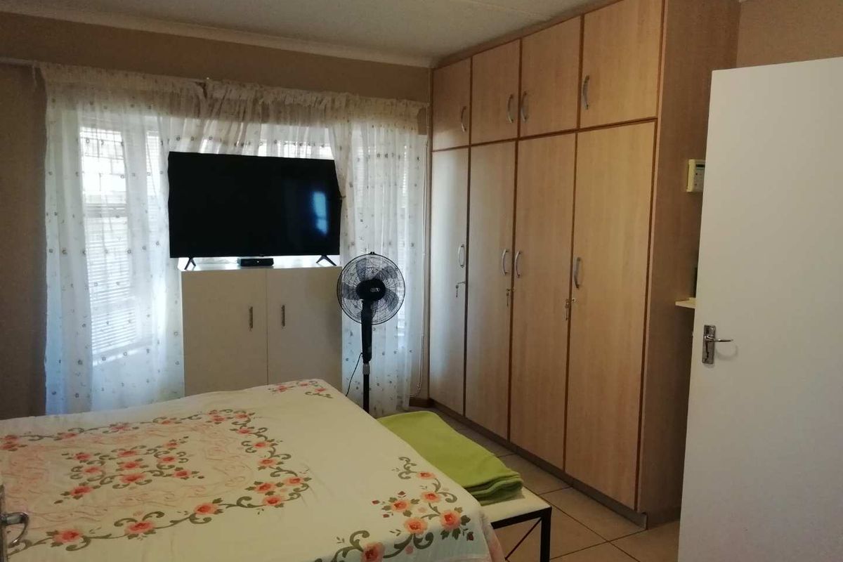 Stunning 3-bedroom townhouse off the grid in an immaculate complex - Photo 3