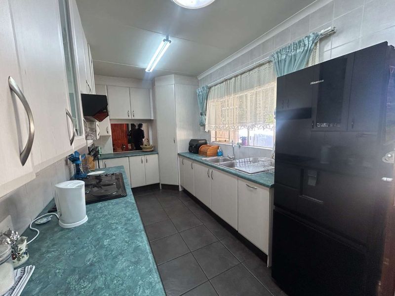 Brackendowns Beauty: Sprawl Out in Style with Grand Bedrooms, a Massive Garden & Bonus Flat! - Photo 8