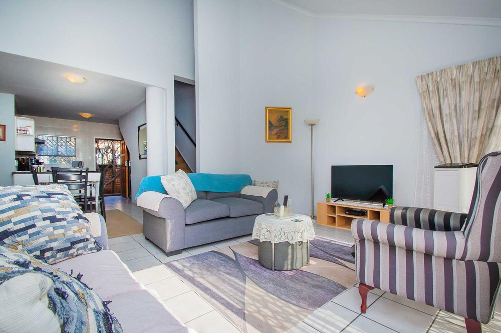 Spacious lounge with voluminous ceilings
