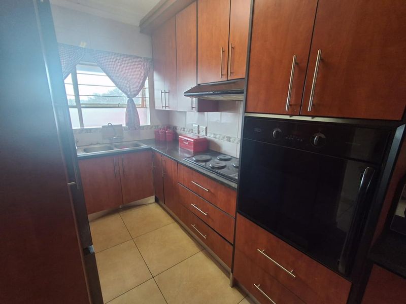 LOVELY UPSTAIRS UNIT IN BRACKENVELD VILLAS - Photo 5