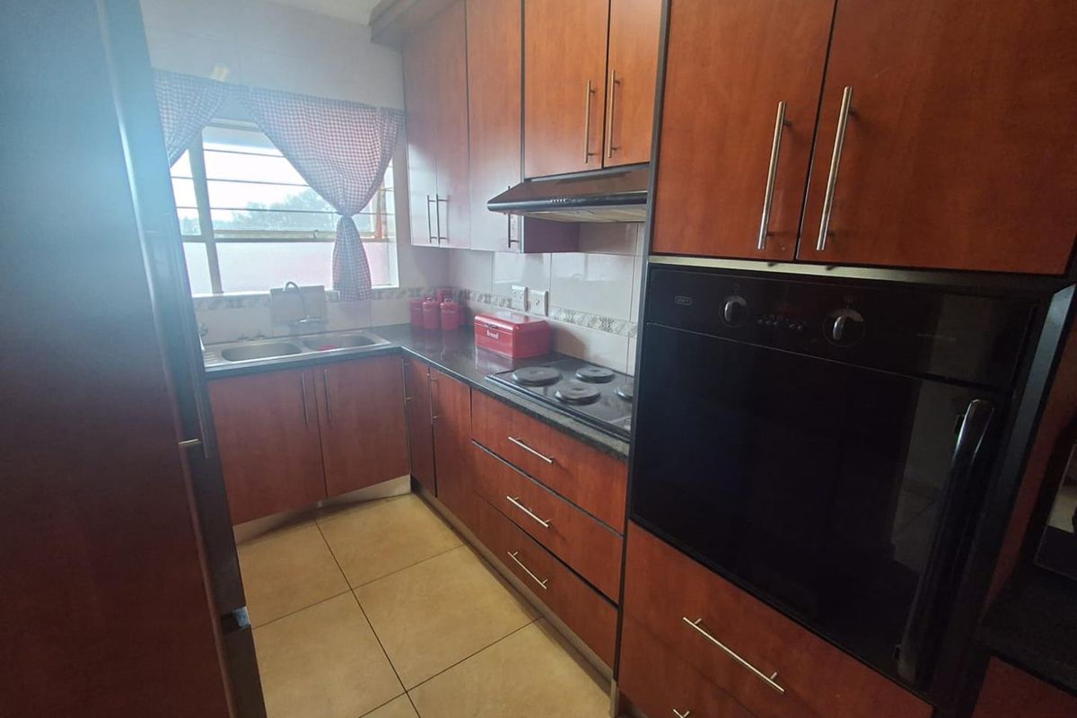 LOVELY UPSTAIRS UNIT IN BRACKENVELD VILLAS - Photo 5