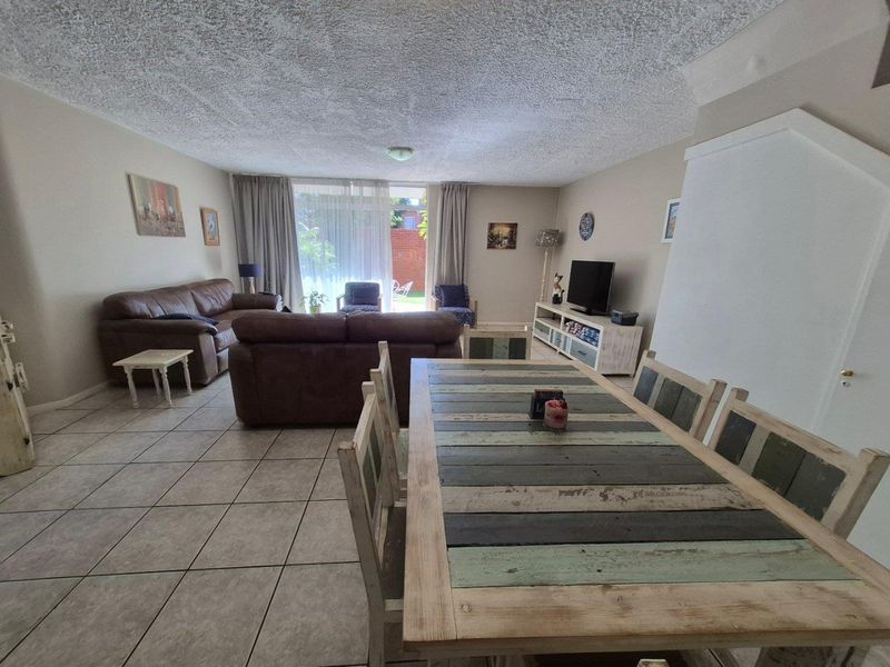 Spacious 3 Bedroom Duplex in a Popular Well-Managed Complex - Photo 10