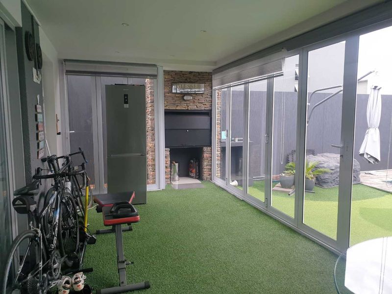 Beautiful 4 Bedroom home with pool Up for grabs - Photo 7