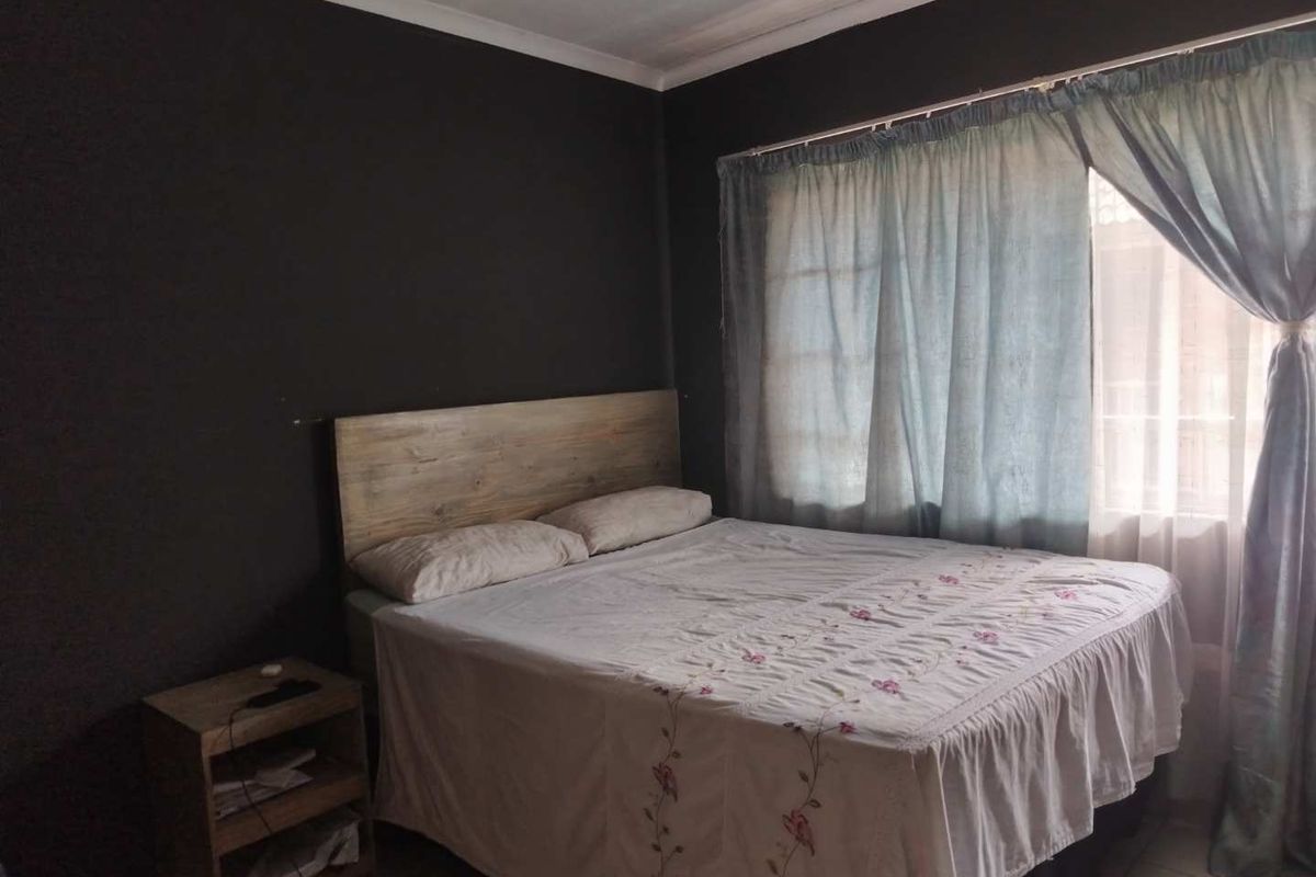 A 2 BEDROOM APARTMENT - Photo 2