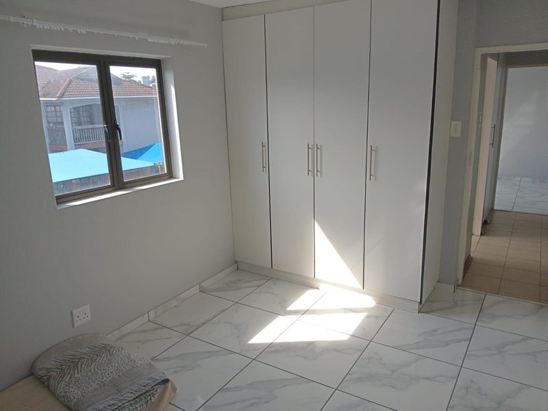 Step into this neat and well-designed 2-bedroom flat, offering a comfortable and low-maintenance lifestyle ideal for modern living. - Photo 9