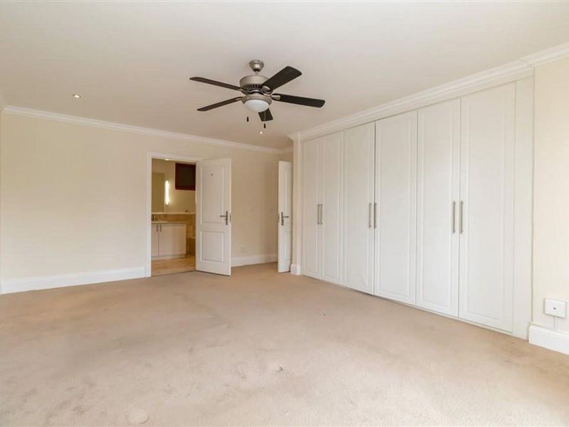 Lovely upmarket apartment - Photo 9