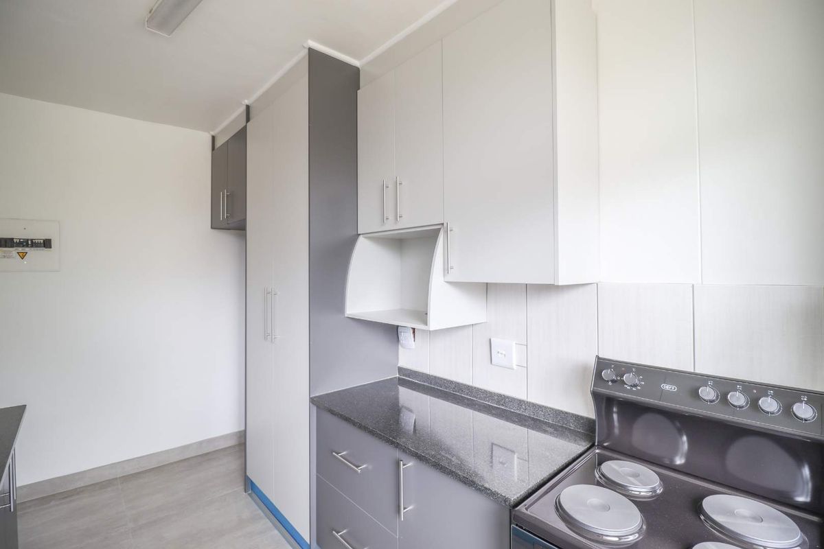 Spacious 2 Bed 2 Bath Apartment in Roodepoort - Photo 4