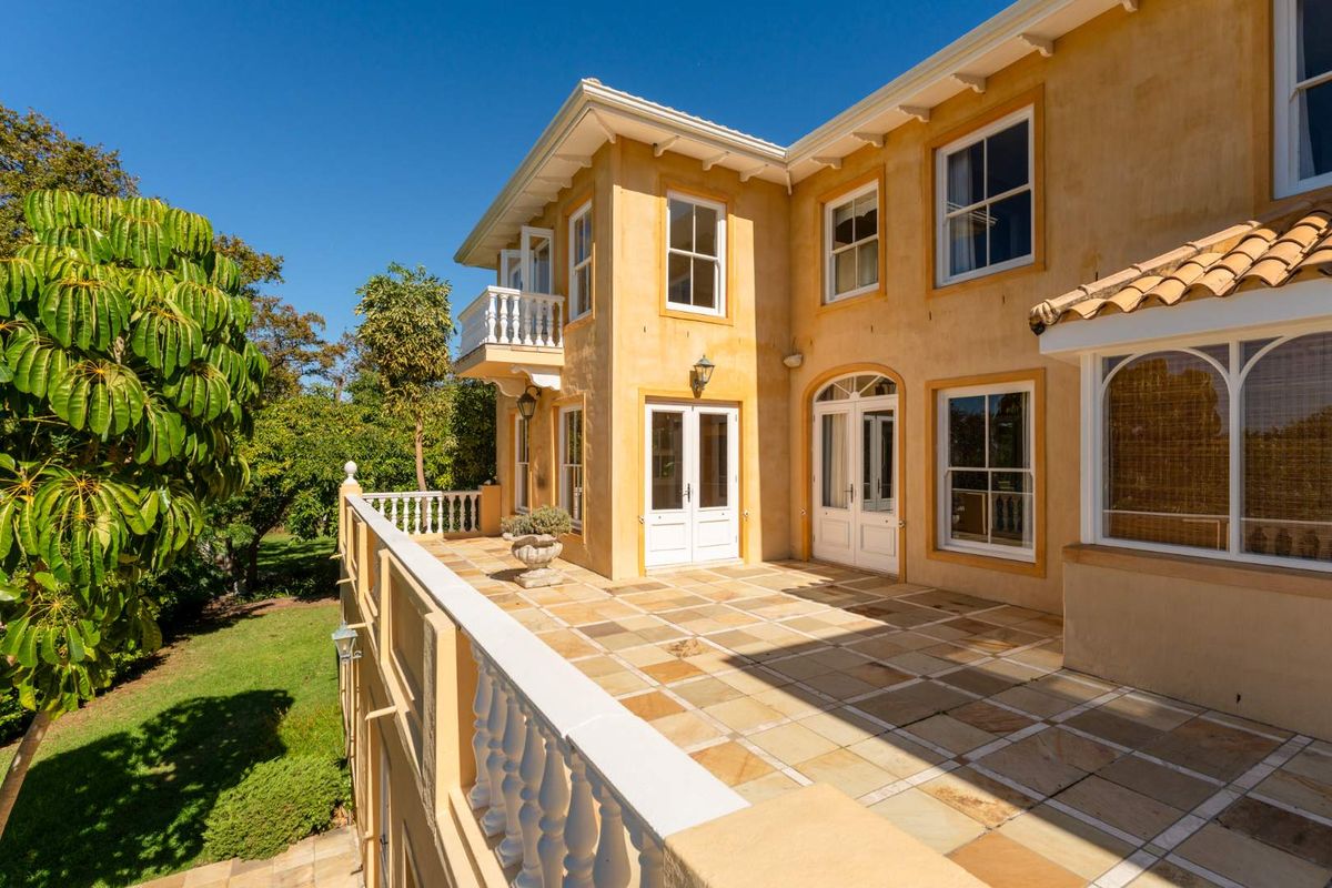 Exclusive Constantia Residence with Expansive Gardens and Exceptional Views - Photo 2