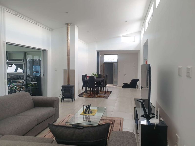 Beautiful 4 Bedroom home with pool Up for grabs - Photo 2