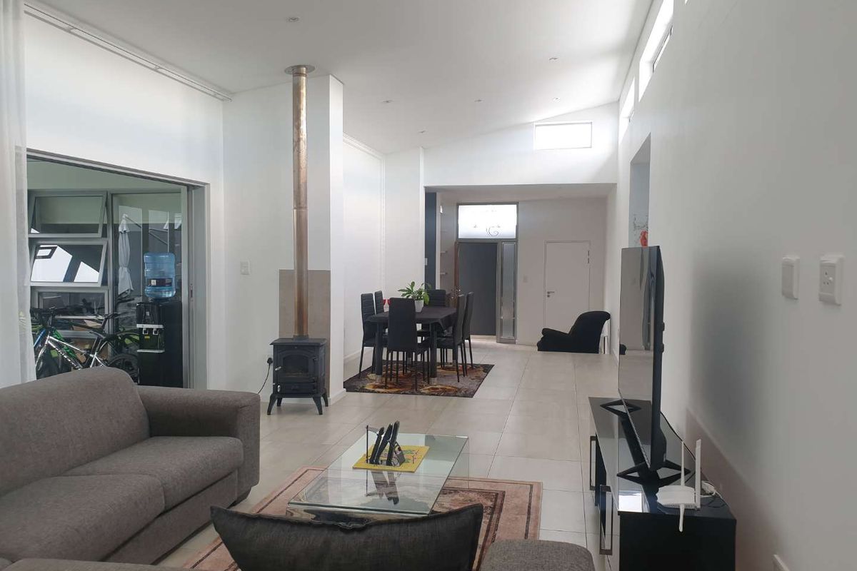 Beautiful 4 Bedroom home with pool Up for grabs - Photo 2